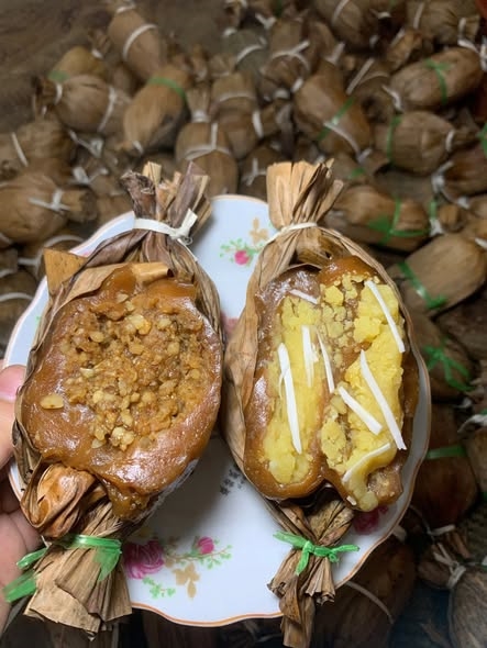 Từ nguyên liệu chính là bột nếp, mật mía, lá chuối khô... mỗi vùng sẽ gói hình dáng bánh và làm nhân bánh mật khác nhau