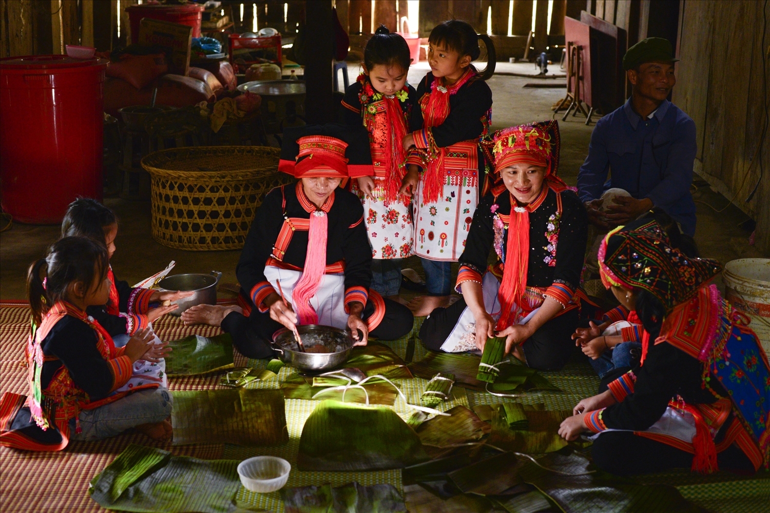 Người dân tộc Dao gói bánh mật không có nhân, chỉ dùng bột nhào với mật và gói thành hình chữ nhật, buộc theo cặp bánh