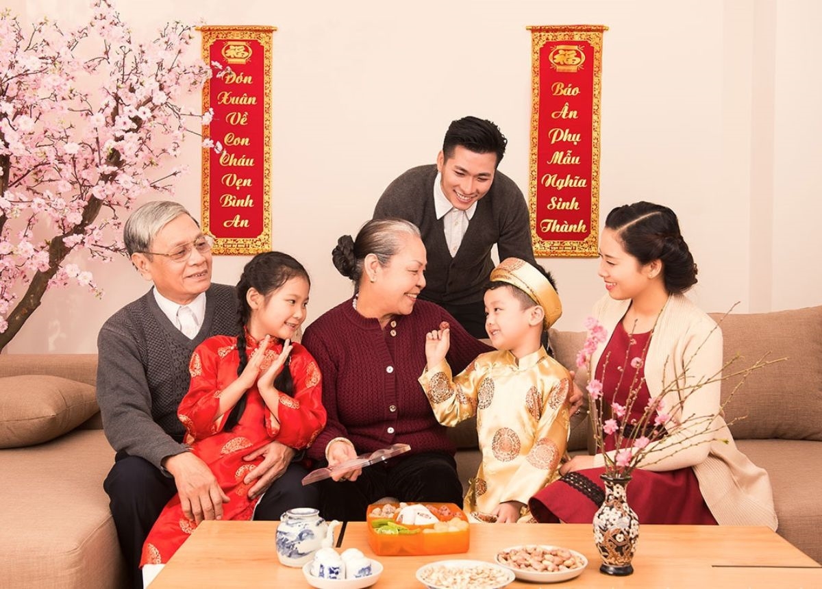 Mùng Hai tết mẹ (tết nhà ngoại) là truyền thống văn hóa của người Việt nhằm nhắc nhở các con cháu rằng: có cha, có mẹ mới thành người.