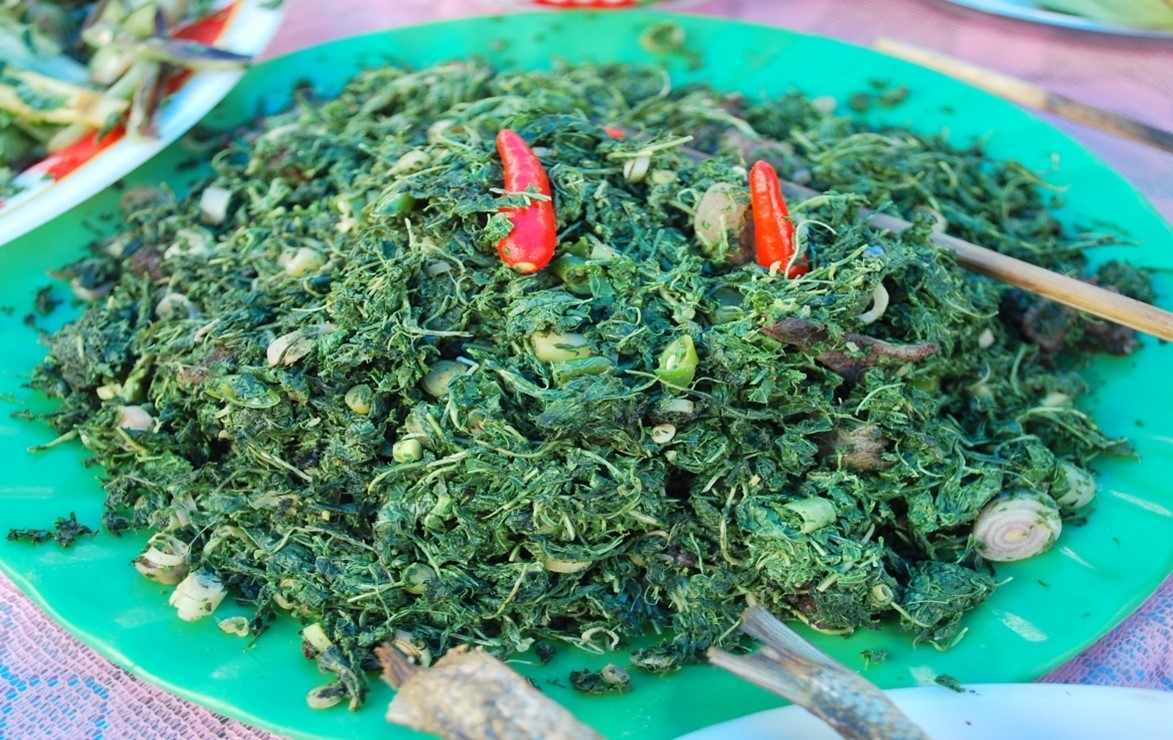 Đĩa lá sắn xào dành để cúng Yàng với hương vị đặc trưng