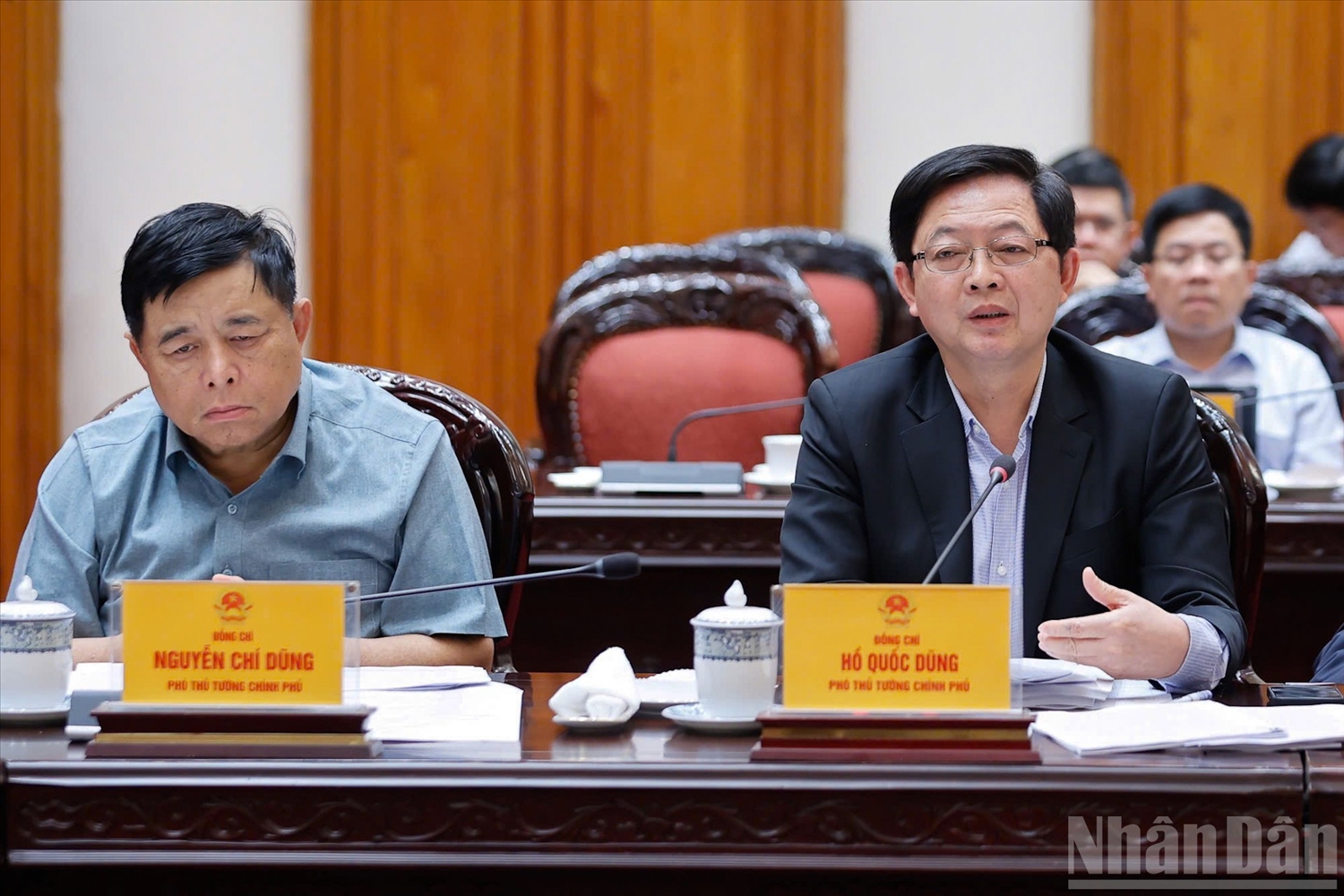 Phó Thủ tướng Hồ Quốc Dũng phát biểu tại cuộc họp.