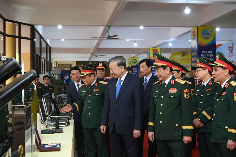 Tổng Bí thư Tô Lâm và các đại biểu tham quan các mô hình, sáng kiến của Học viện Kỹ thuật Quân sự. (Ảnh: ĐĂNG KHOA)