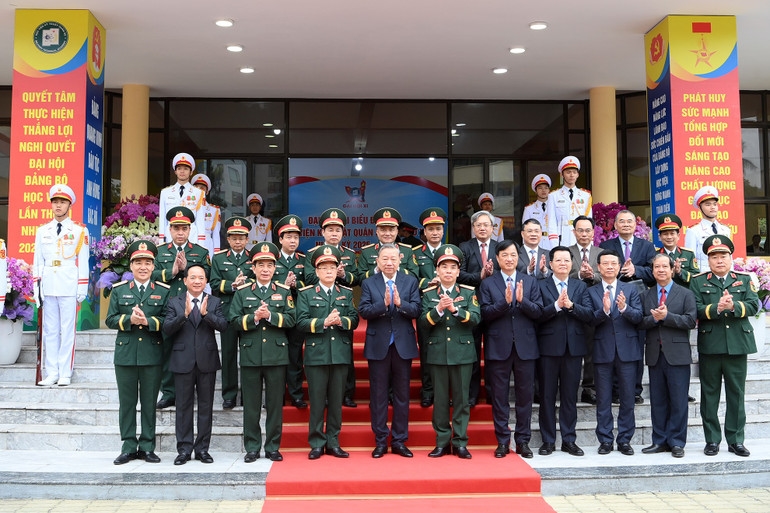 Tổng Bí thư Tô Lâm với các đại biểu tại cuộc làm việc với Học viện Kỹ thuật Quân sự. (Ảnh: ĐĂNG KHOA)