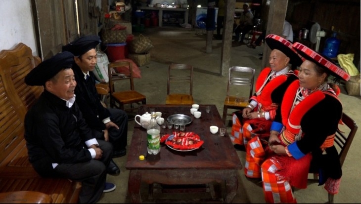 Một cảnh hát Pá Dung ở trong nhà của người dân tộc Dao đỏ. Ảnh Theo VOV5