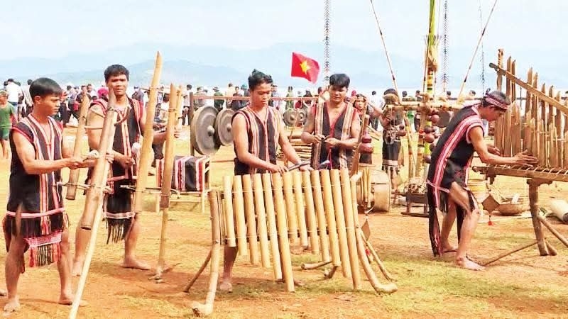 Những nhạc cụ truyền thống được các chàng trai thể hiện trong mùa lễ hội