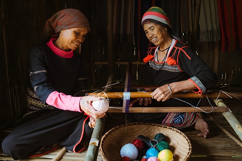 Đồng bào dân tộc thiểu số ở măng Đen (Quảng Ngãi) đang giữu gìn và phát huy hiệu quả nghề dệt thổ cẩm truyền thống