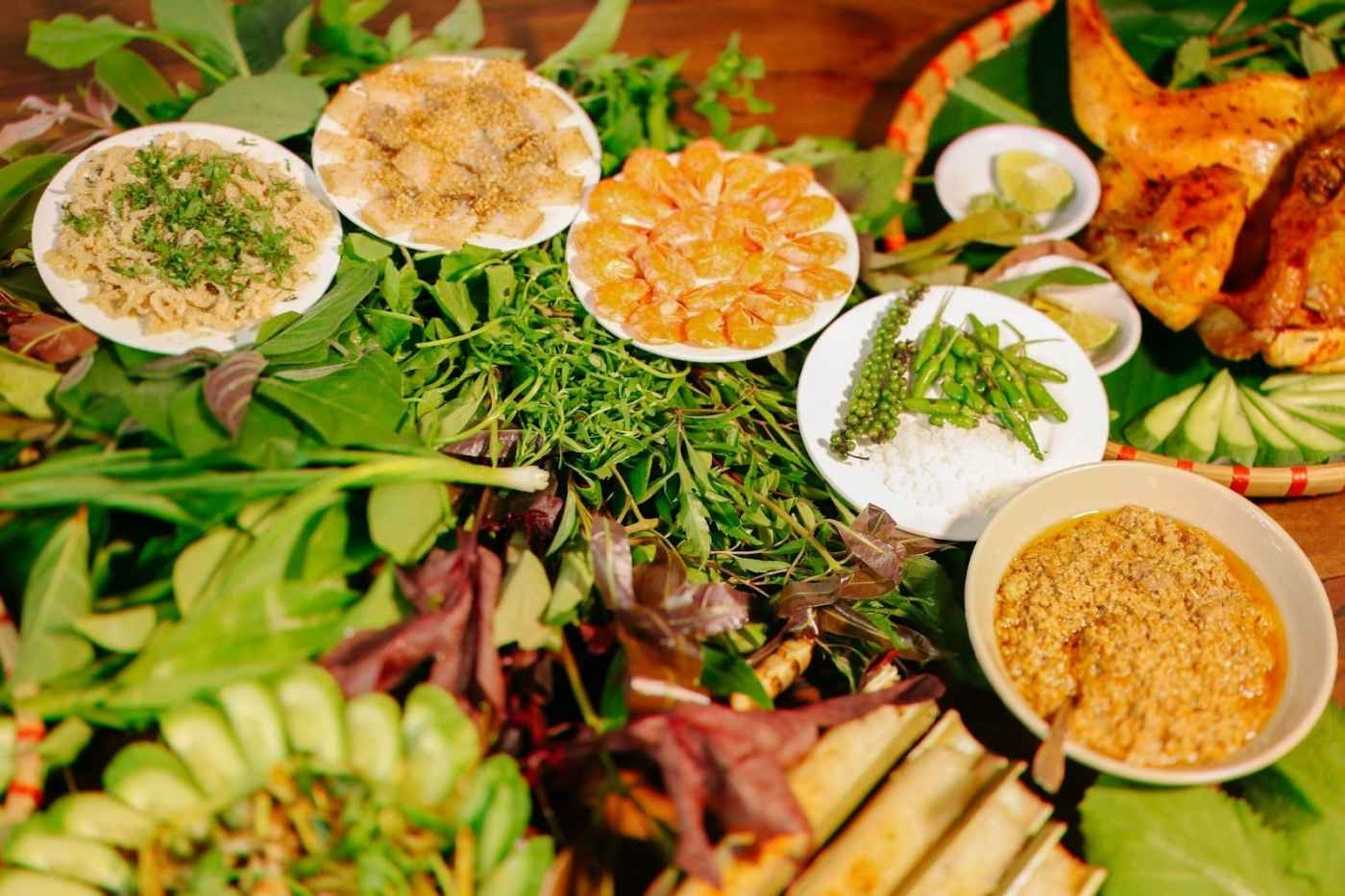 Món Gỏi lá thường được ăn kèm với tôm, thịt và nước chấm làm từ men rượu 