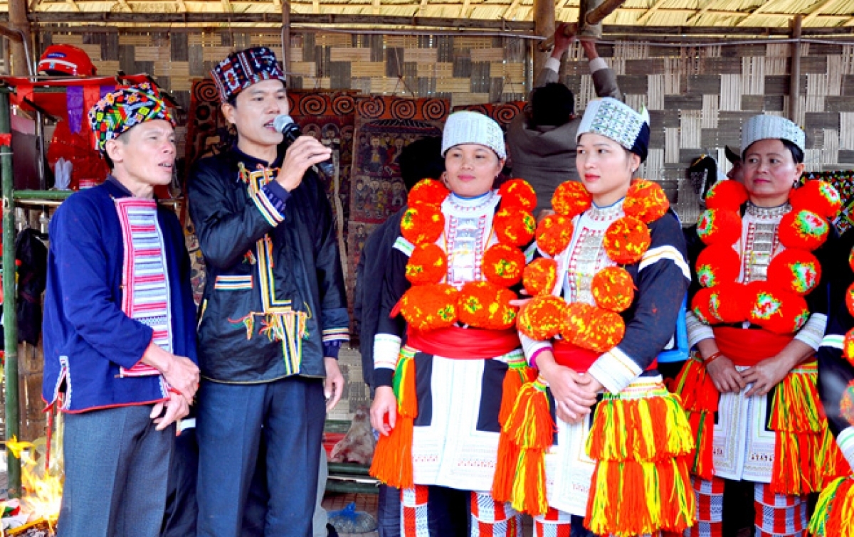 Các bạn trẻ được nghệ nhân truyền dạy lời hát Pá Dung