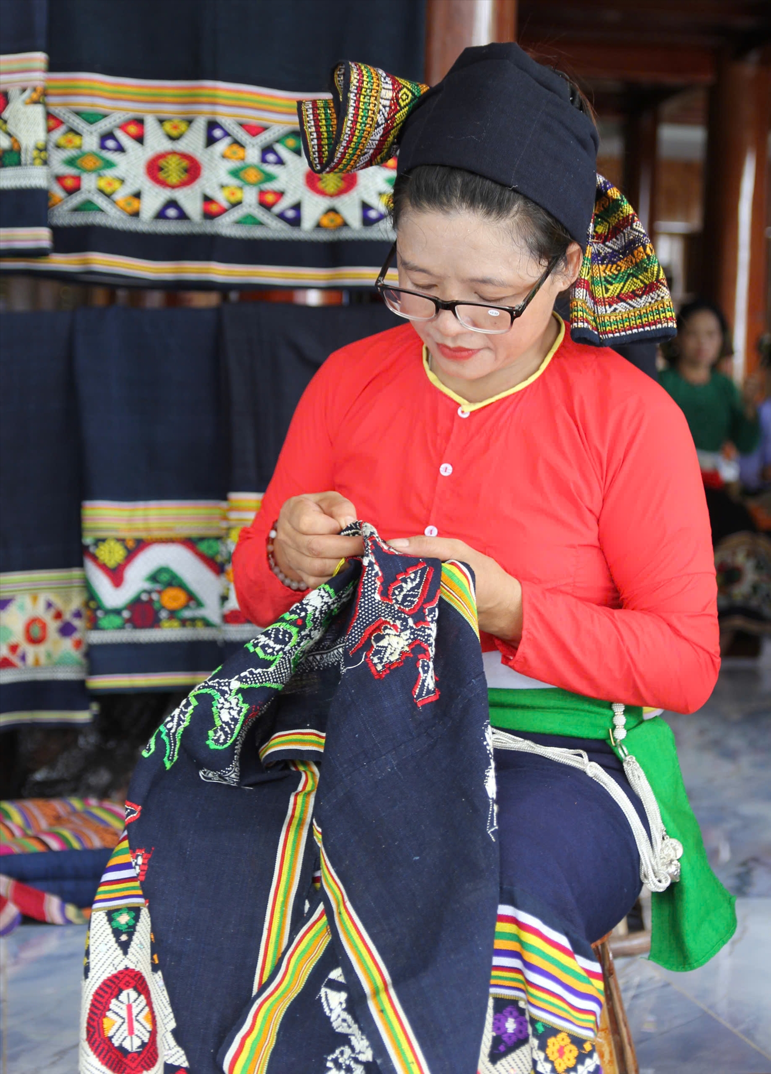 Từ đôi bàn tay khéo léo và óc thẩm mỹ tinh tế, những cô gái Thái đã tạo nên những tấm vải bền đẹp