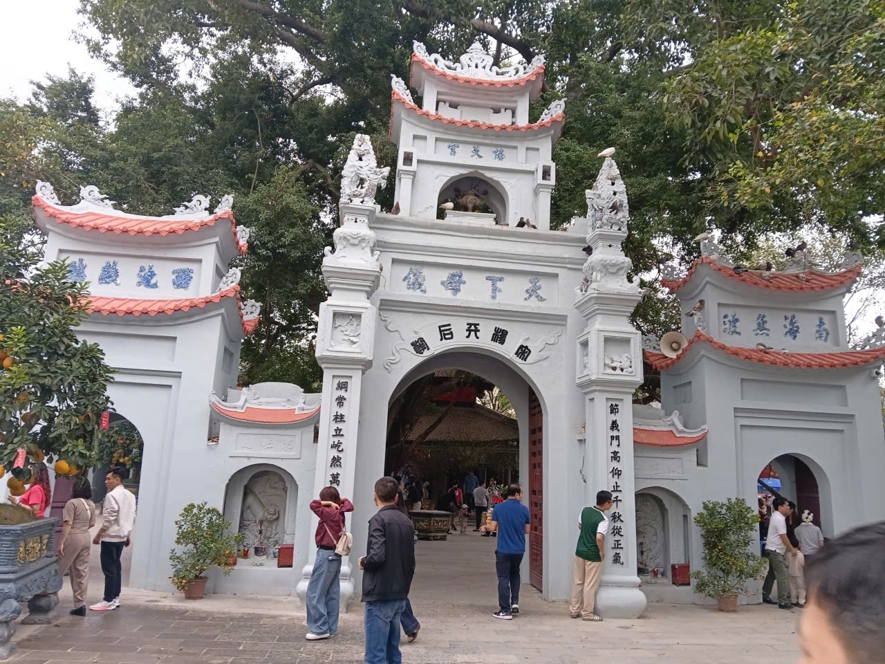 Cổng chính đền Mẫu (tỉnh Hưng Yên)