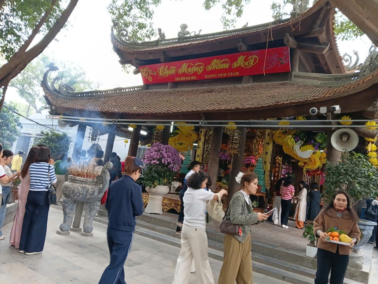 Đông đảo du khách thập phương đến đền Mẫu (tỉnh Hưng Yên) thắp hương, chiêm bái