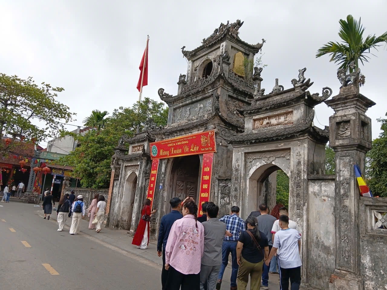 Rất đông du khách thập phương đến chùa Chuông thắp hương, chiếm bái 