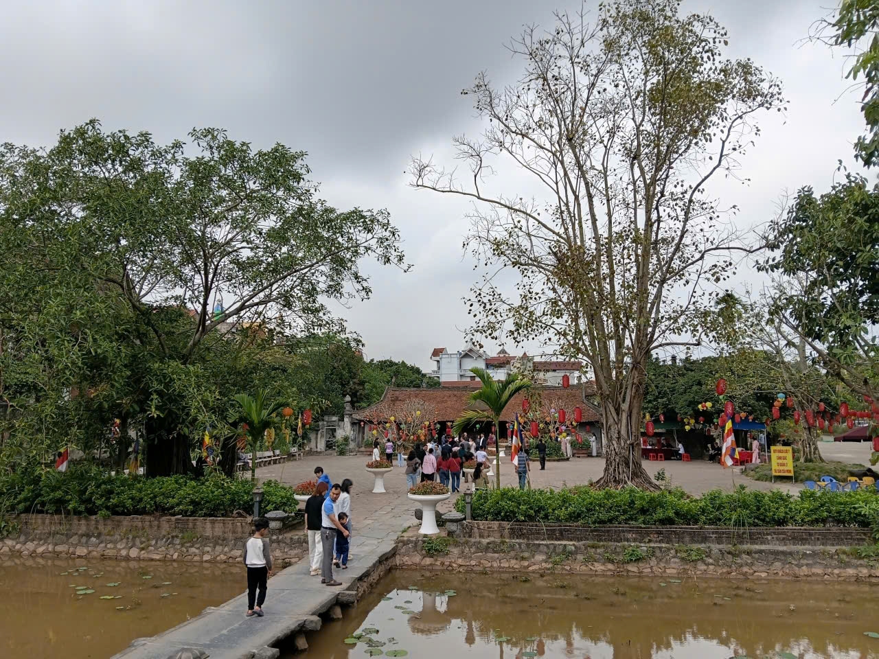 Quang cảnh chùa Chuông