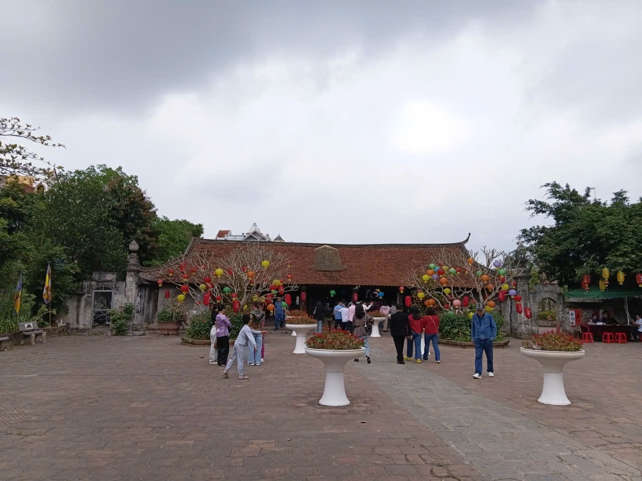 Du khách trong và ngoài tỉnh Hưng Yên đến chùa Chuông chiêm bái cầu an, cầu phúc 