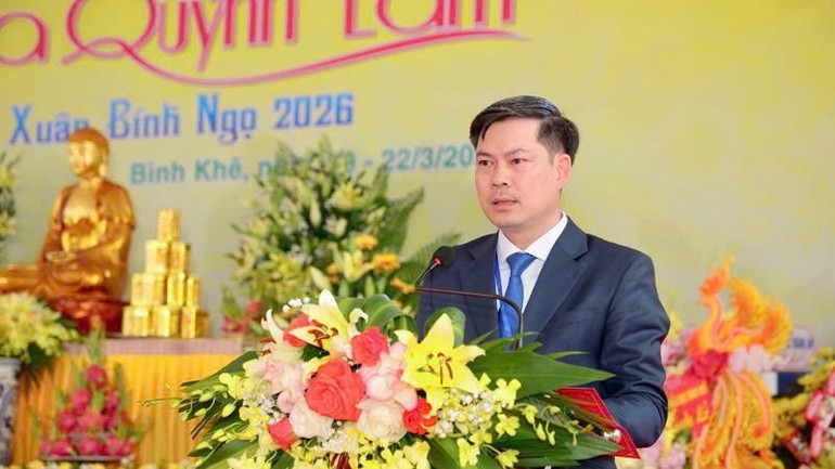 Lãnh đạo phường Bình Khê phát biểu khai mạc lễ hội chùa Quỳnh Lâm năm 2026.