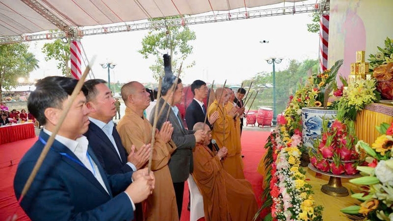 Các đại biểu dâng hương cầu quốc thái dân an.