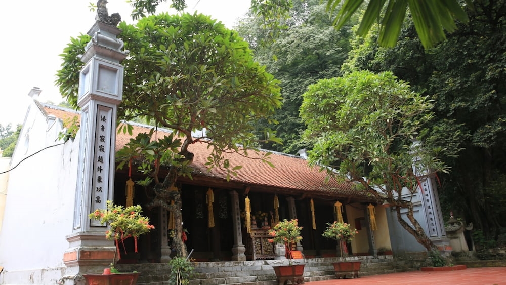 Chùa Trầm không đồ sộ, không phô trương, nhưng lại có sức hút riêng bởi vẻ trầm mặc, thanh tịnh và bởi những lớp trầm tích văn hóa lịch sử lắng đọng qua nhiều thế kỷ