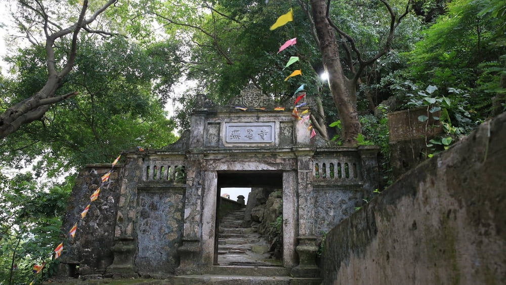 Cổng chính chùa Trầm (phường Chương Mỹ, Hà Nội)