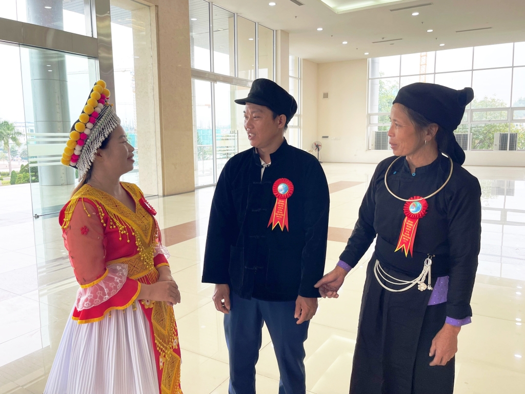 Anh Tẩn Tài Nải trao đổi kinh nghiệm với người có uy tín tỉnh Cao Bằng (Ảnh: Báo Cao Bằng)