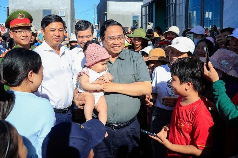 Thủ tướng thăm hỏi người dân tại Khu tái định cư Quảng Đức, xã Tuy An Nam, tỉnh Đắk Lắk gồm 36 hộ gia đình - Ảnh: VGP/Nhật Bắc.