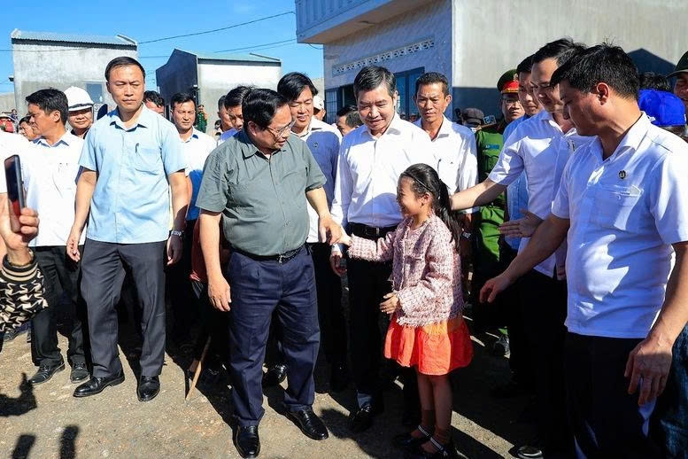 Thủ tướng thăm hỏi người dân tại Khu tái định cư Quảng Đức, xã Tuy An Nam, tỉnh Đắk Lắk gồm 36 hộ gia đình - Ảnh: VGP/Nhật Bắc