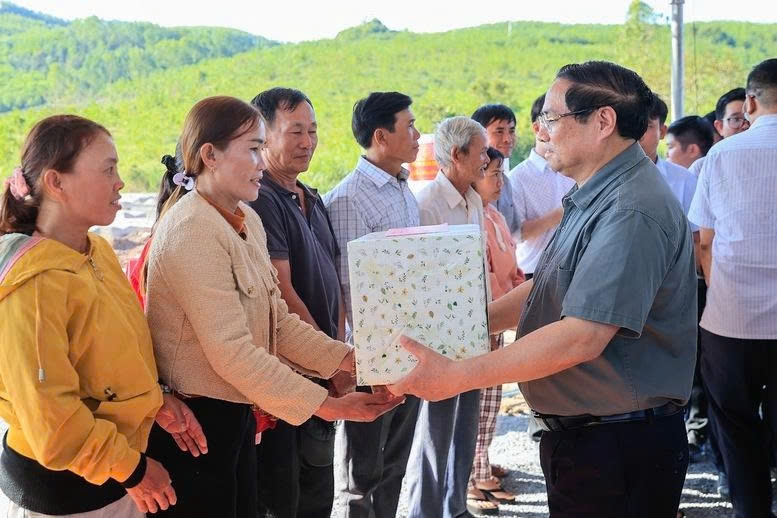 Thủ tướng vui mừng chứng kiến cảnh người dân đã ổn định nơi ở mới - Ảnh: VGP/Nhật Bắc