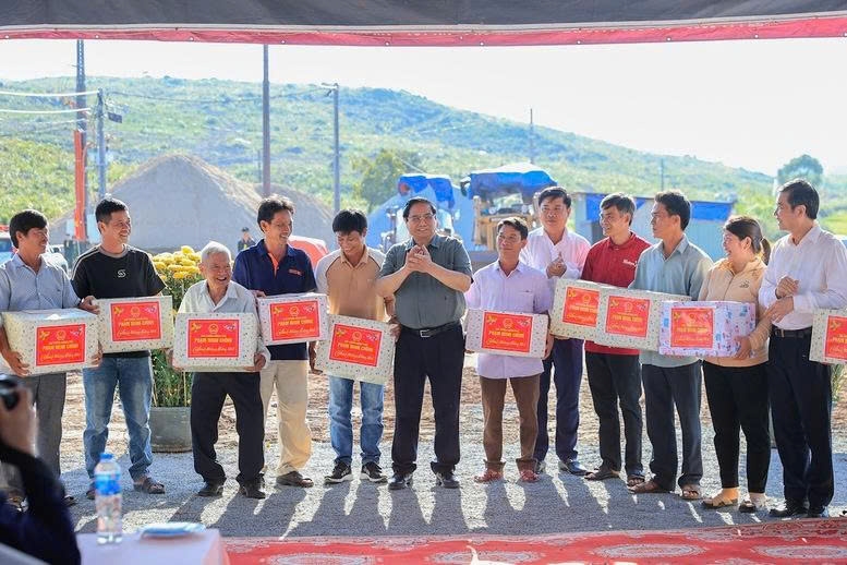 Thủ tướng tặng quà động viên bà con - Ảnh: VGP/Nhật Bắc