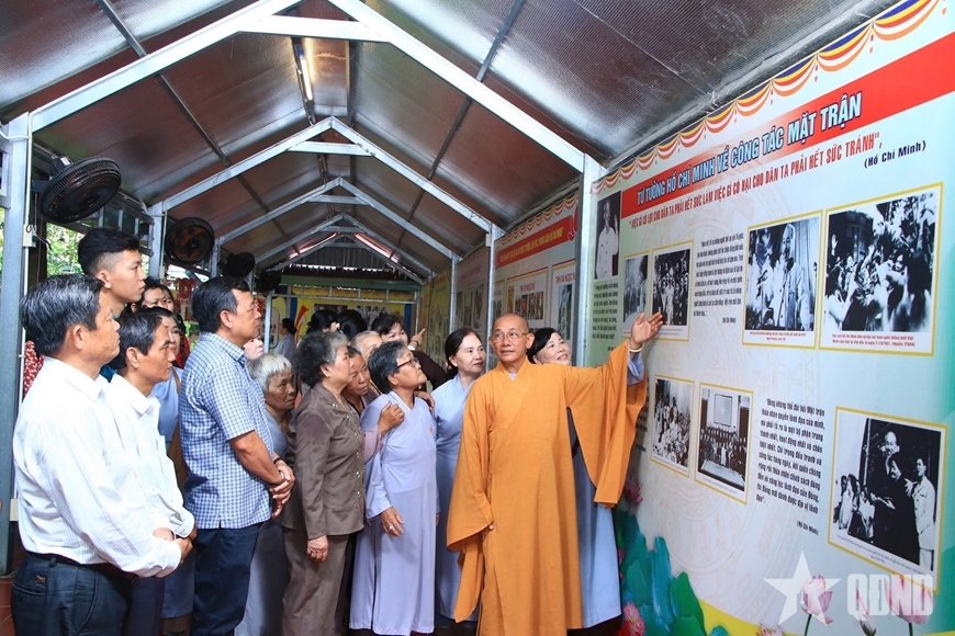 Đại biểu tham quan trưng bày sách, hình ảnh tư liệu về Bác Hồ trong “Không gian văn hóa Hồ Chí Minh” của chùa Hoằng Linh