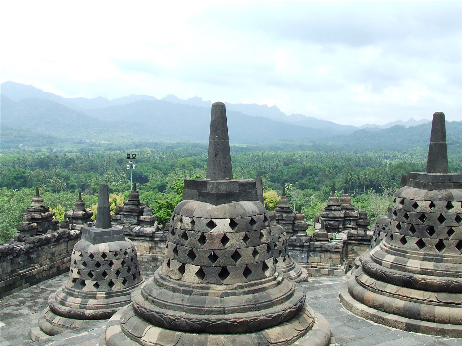  Vẻ đẹp của Borobudur được ví như đóa sen rực rỡ nổi giữa lòng hồ