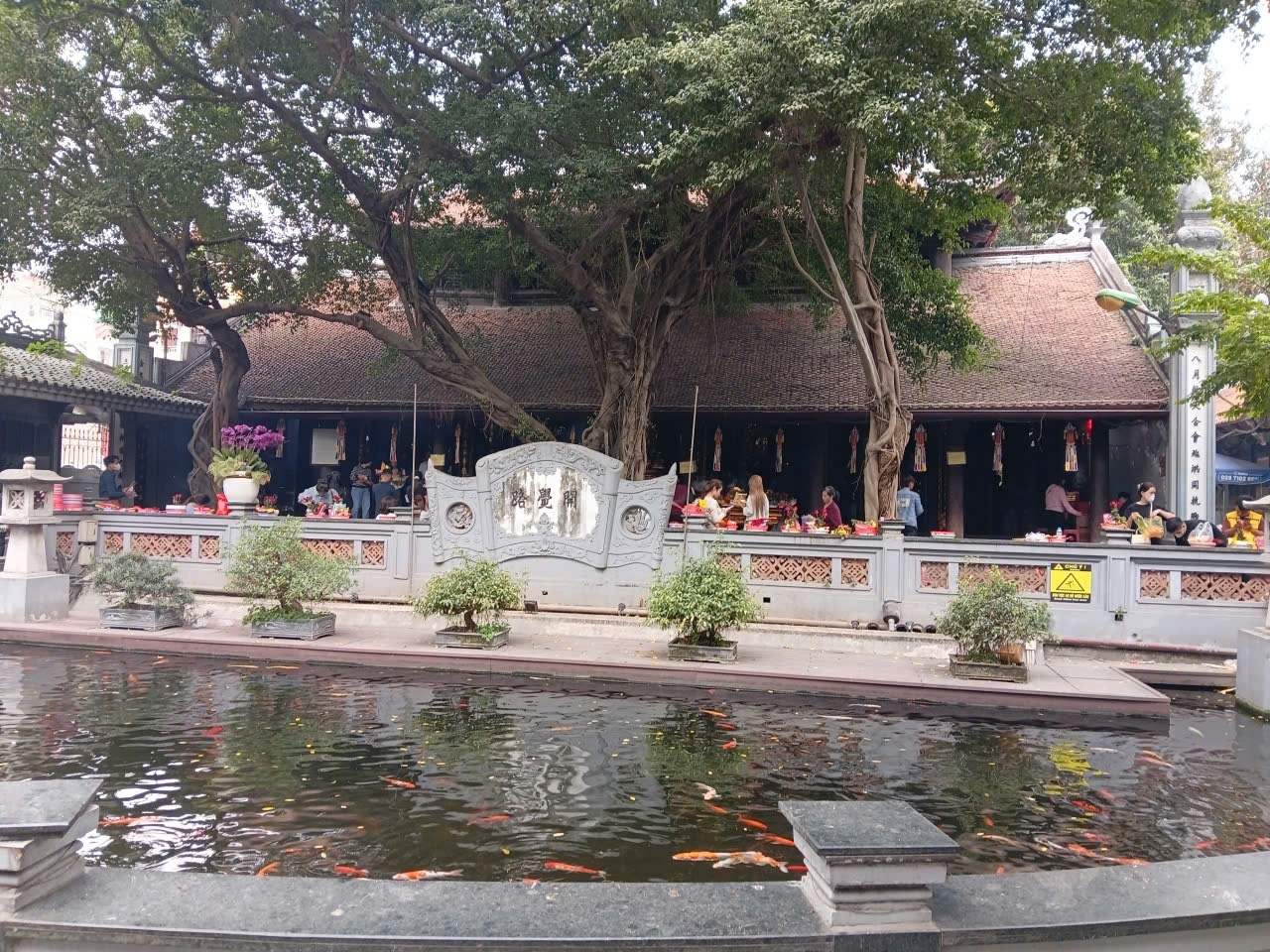 Không chỉ nổi tiếng với vẻ đẹp cổ kính, linh thiêng, chùa Hà còn được biết đến là “chốn cầu duyên”, “cầu học hành, thi cử” quen thuộc của nhiều người, đặc biệt là giới trẻ