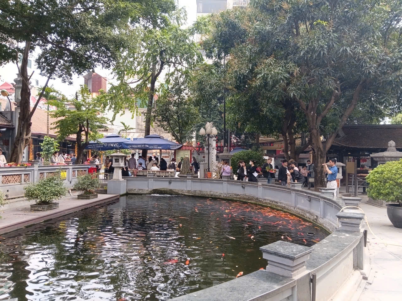 Chùa Hà vẫn giữ được nét cổ kính với không gian thanh tịnh