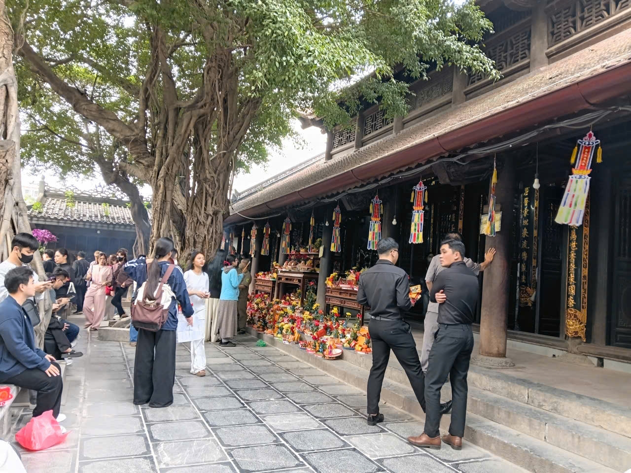 Bên cạnh cầu duyên, chùa Hà còn là nơi nhiều người tìm đến để cầu học hành, thi cử