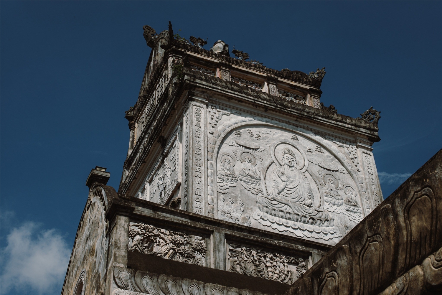 Chùa Cổ Lễ có nhiều tượng Phật và tác phẩm nghệ thuật độc đáo, từ tượng Phật nguyên bản đến các tác phẩm điêu khắc trên đá và gỗ (Ảnh Việt Đức Trần/Vietnam Travel)