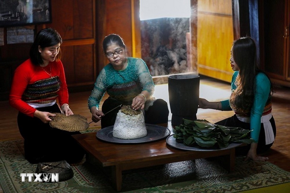 Preparing items to offer to the ancestors