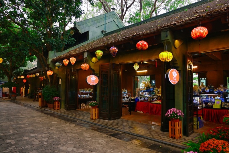 Khu ẩm thực tại phố cổ Hoa Lư mang đến cho bạn cơ hội thưởng thức các món ăn truyền thống.