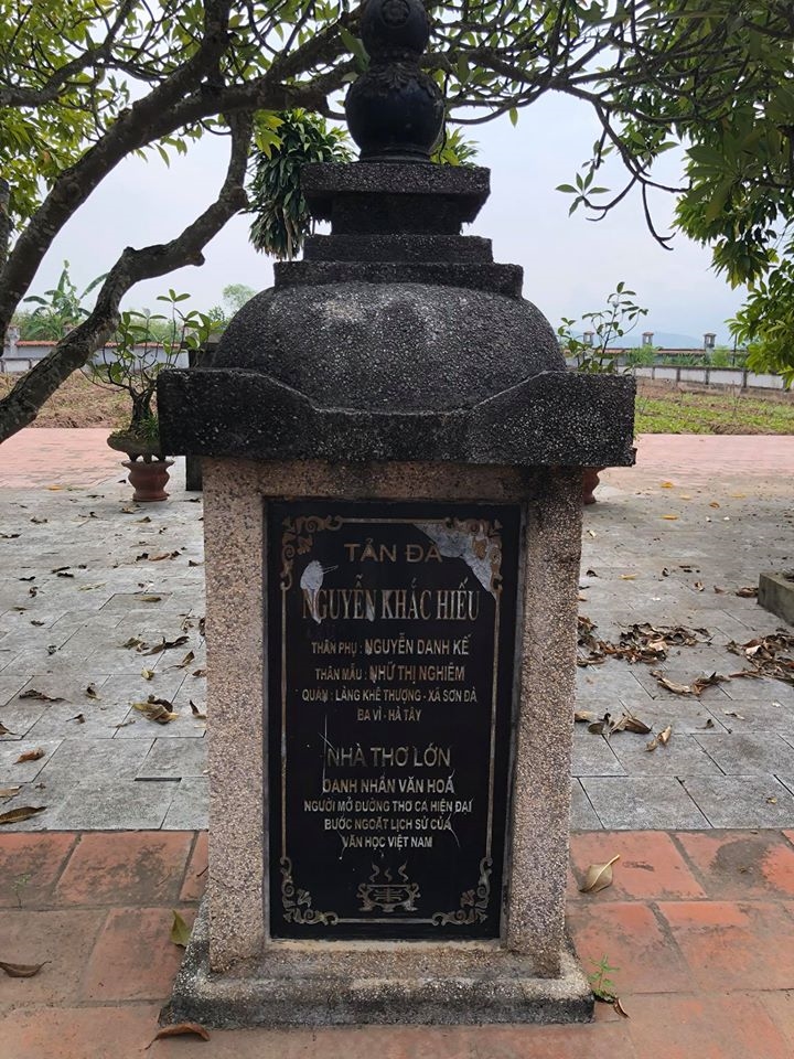 Bia mộ nhà thơ nổi tiếng Tản Đà (tên thật là Nguyễn Khắc Hiếu) tại Làng Khê Thượng (nay thuộc xã Bất Bạt, TP. Hà Nội)