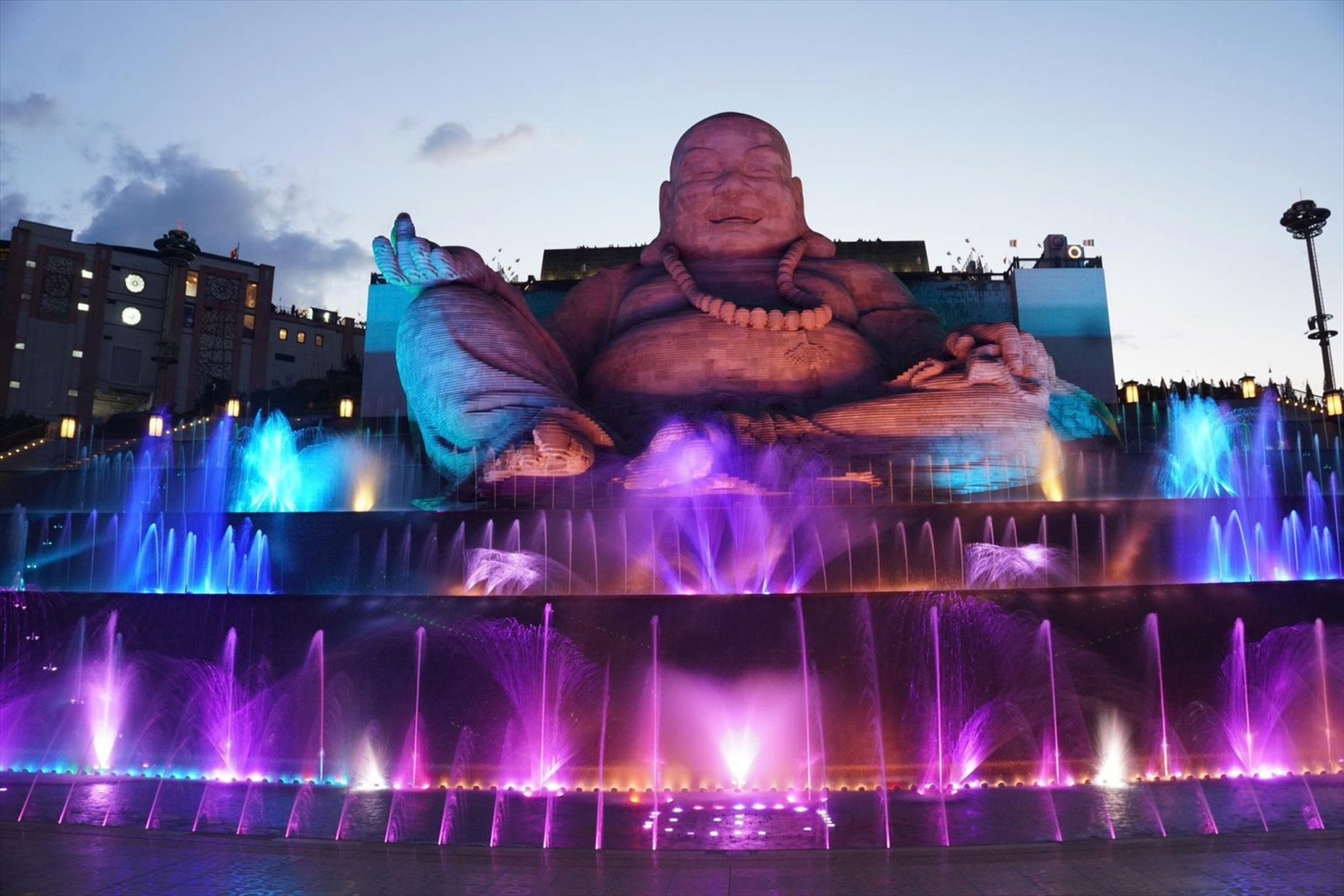 Tôn tượng Bồ Tát Di Lặc hiện lên uy nghi giữa mây trời như một dấu ấn tâm linh đặc biệt của vùng đất Tây Ninh