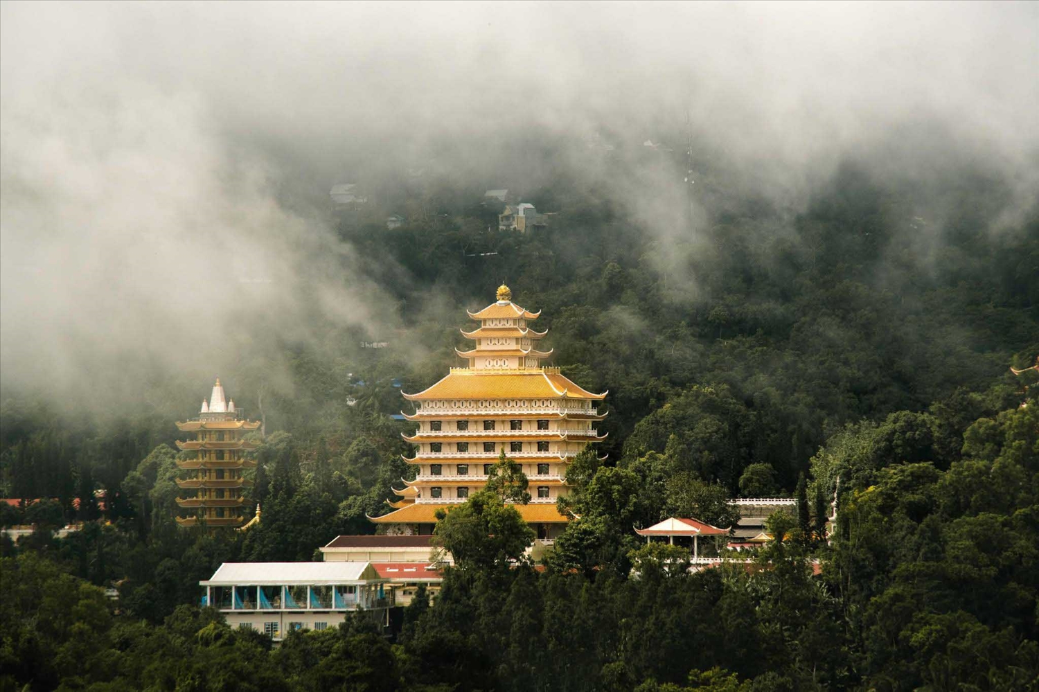 Chùa nằm giữa núi rừng, ẩn hiện trong màn sương mờ