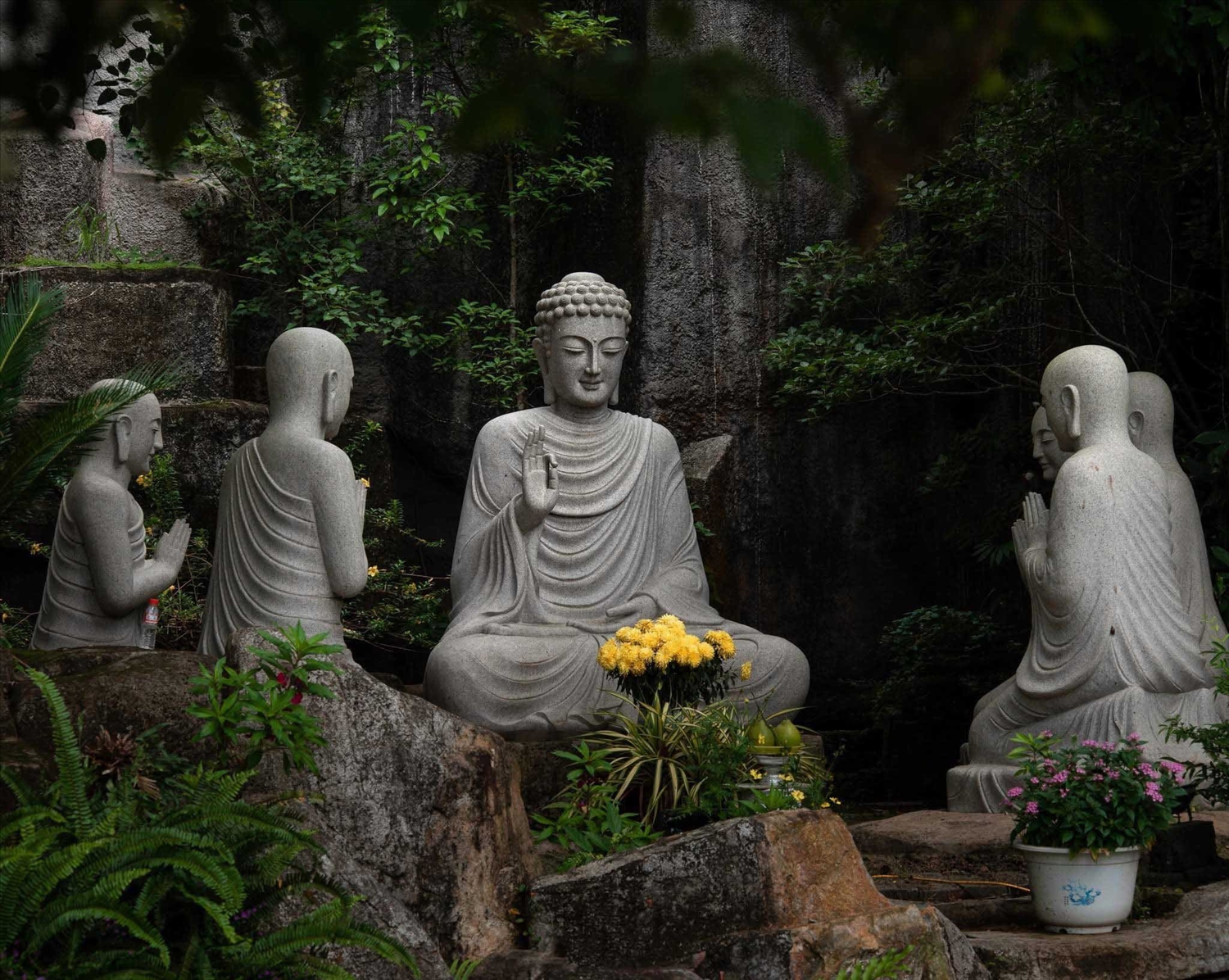 Khuôn viên chùa có nhiều bức tượng Phật