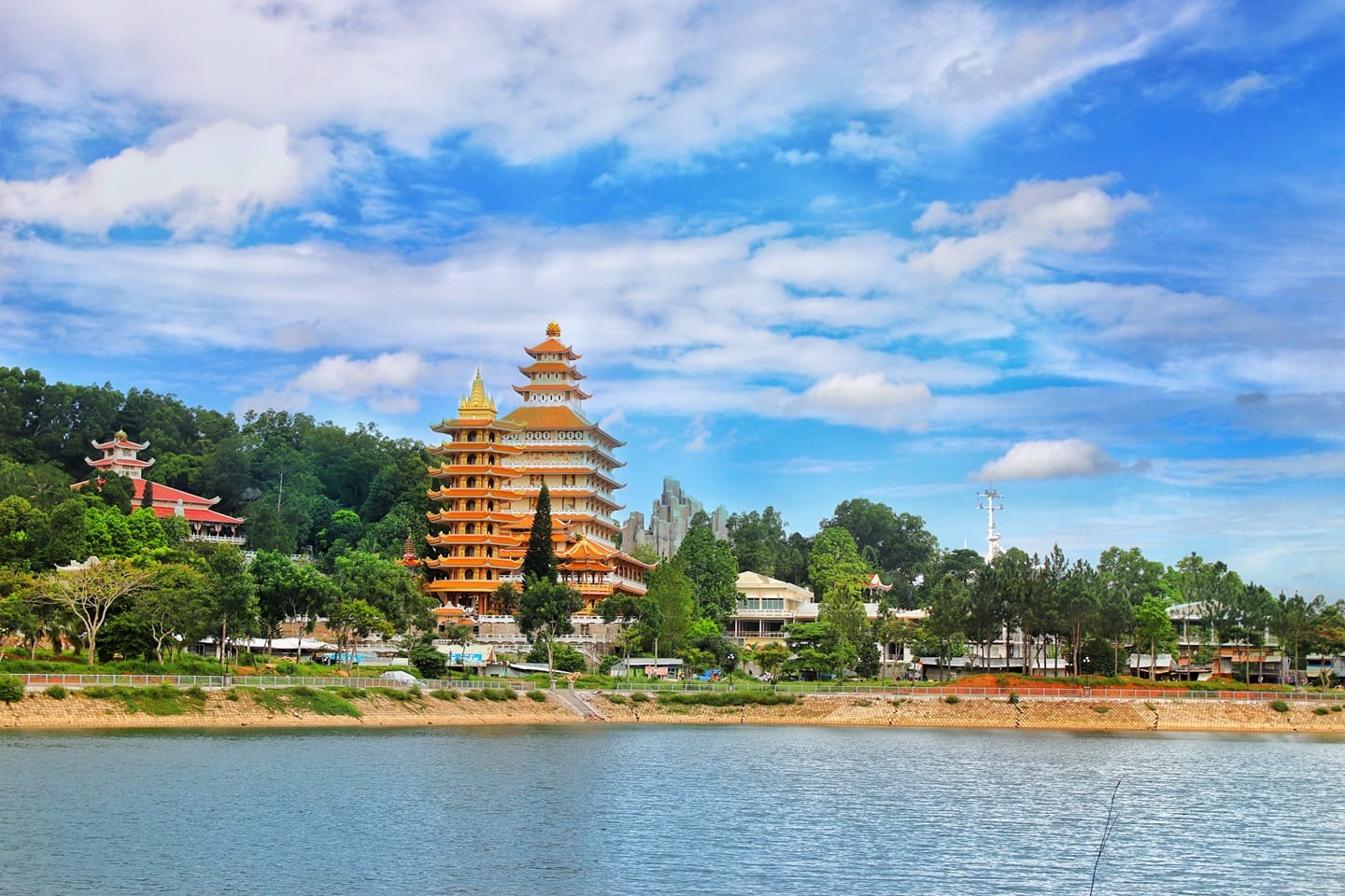 Phong cảnh chùa Vạn Linh tựa chốn bồng lai