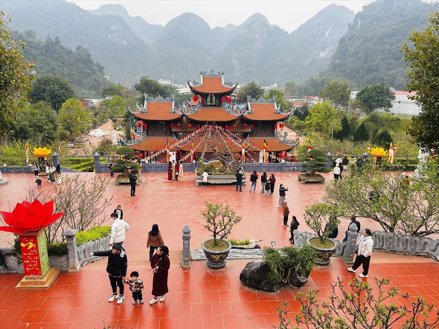 Bước chân vào khuôn viên chùa Tân Thanh, du khách có thể cảm nhận được sự thanh tịnh lan tỏa