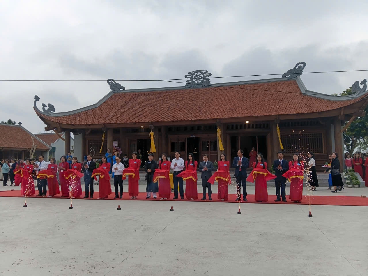 Đồng chí Đỗ Quang Trung, Bí thư Đảng ủy kiêm Chủ tịch HĐND xã Bất Bạt, Thành phố Hà Nội dự lễ cắt băng khánh thành Khánh Vân tự tại làng Khê Thượng