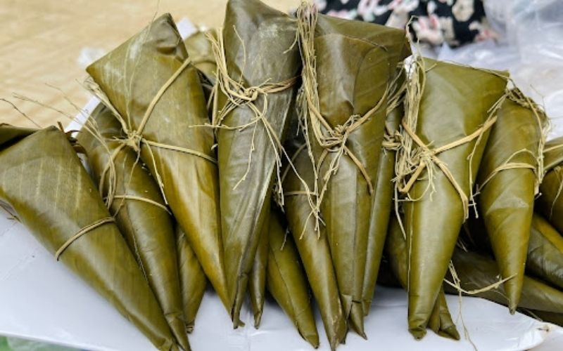 Visiting Cao Bang to eat Cooc mo cake 1