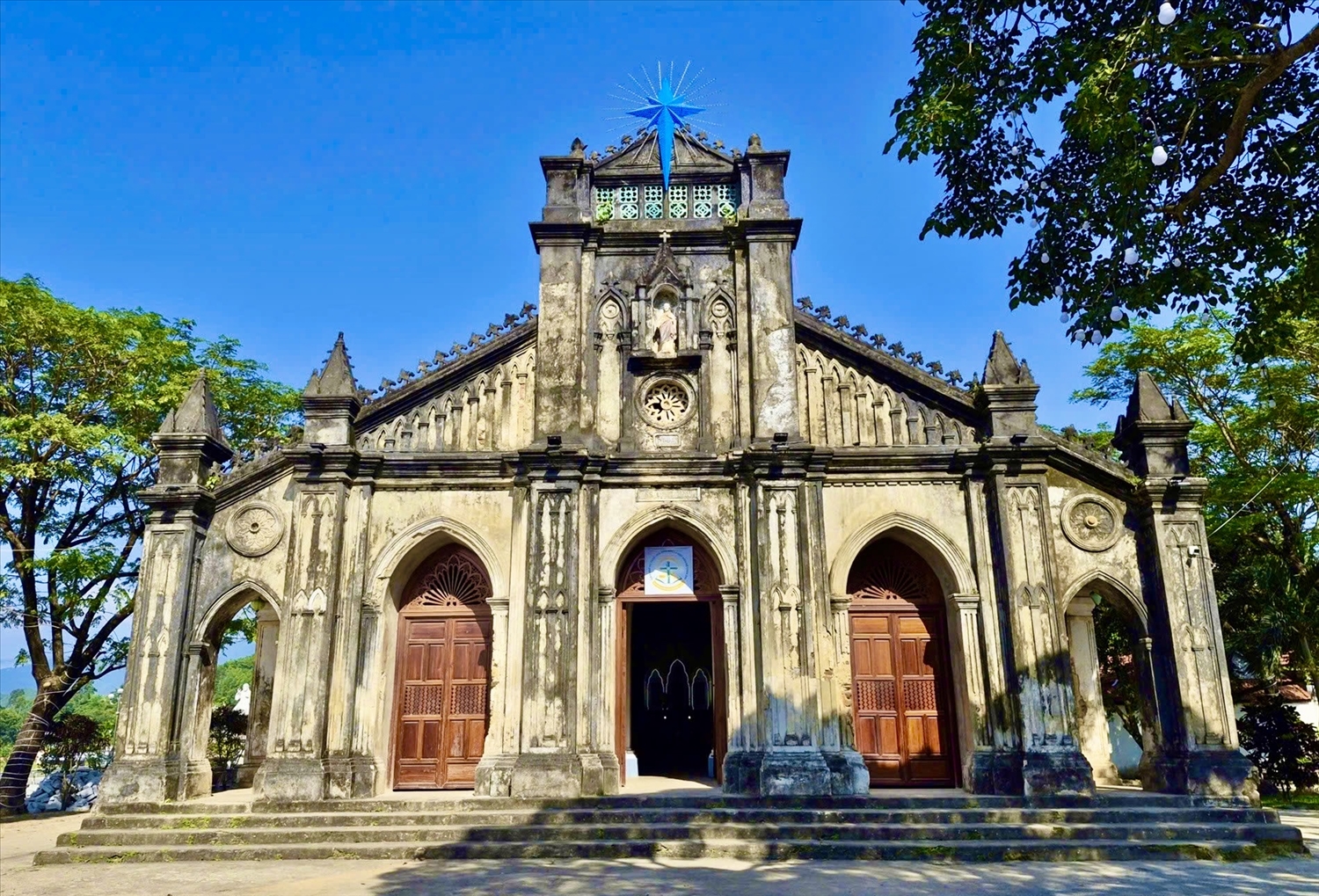 Nhà nguyện giáo họ Tùng Sơn vẫn gần như giữ nguyên vẹn vẻ đẹp cổ kính ban đầu, điều hiếm thấy giữa dòng chảy đô thị hóa nhanh chóng.