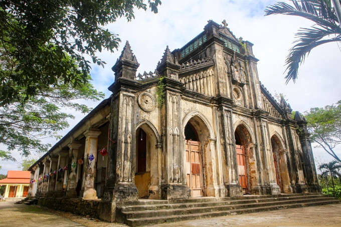 Nhà nguyện giáo họ Tùng Sơn dù đã nhuốm màu thời gian nhưng vẫn giữ được sự uy nghi, trang trọng