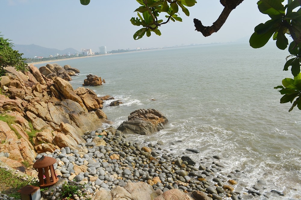 Một góc Bãi đá đẹp ôm dọc bờ biển ở Ghềnh Ráng, tỉnh Bình Định cũ (nay là tỉnh Gia Lai)