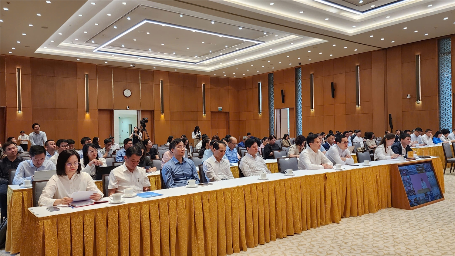 Các đại biểu tham dự Hội nghị trực tiếp ở điểm cầu trụ sở Chính phủ tại Hà Nội
