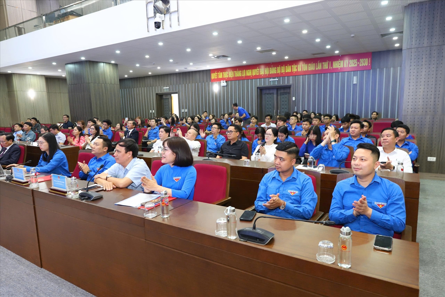 Các đại biểu đoàn viên thanh niên Bộ Dân tộc và Tôn giáo tham dự chương trình