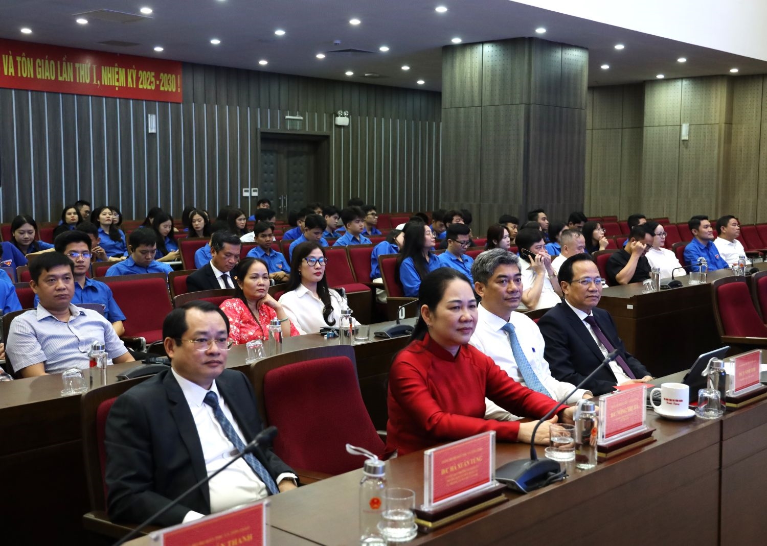 Các đại biểu tham dự chương trình