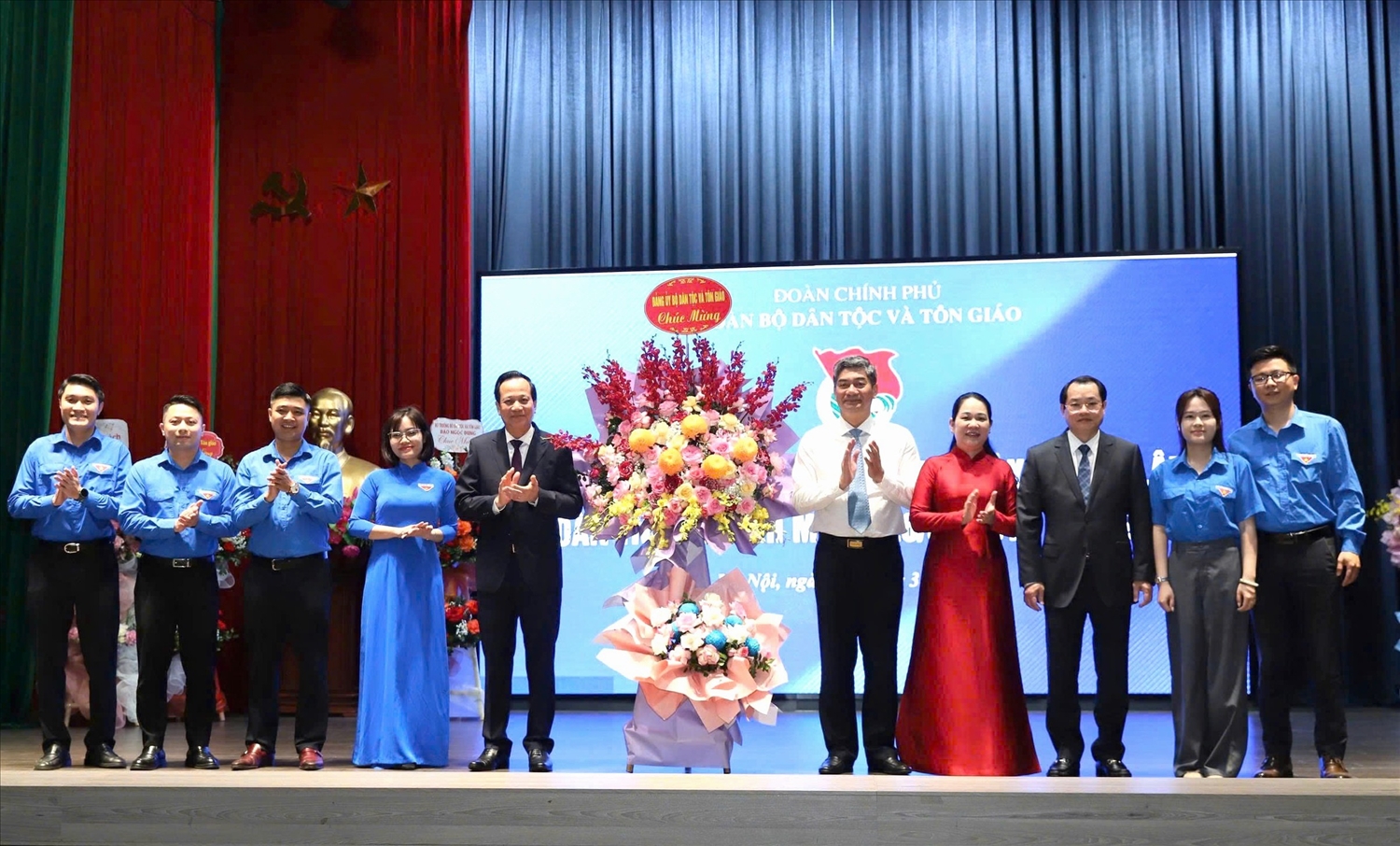 Bí thư Đảng ủy, Bộ trưởng Đào Ngọc Dung cùng các đồng chí lãnh đạo tặng hoa chúc mừng Đoàn Thanh niên Bộ Dân tộc và Tôn giáo